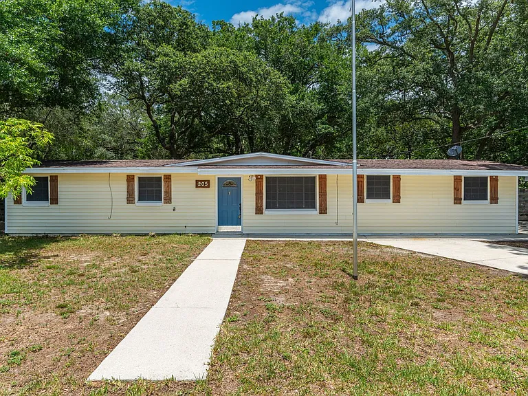 205 Pine St — Photo 1