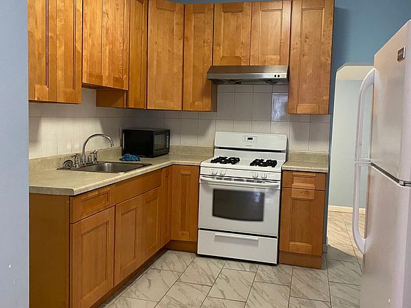 2nd image of 2607 S Fairhill St