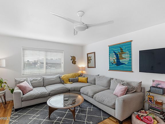 3rd image of 1006 E INDIANOLA Avenue