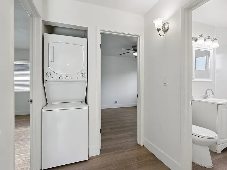 Glenbrook Apartments — Photo 15