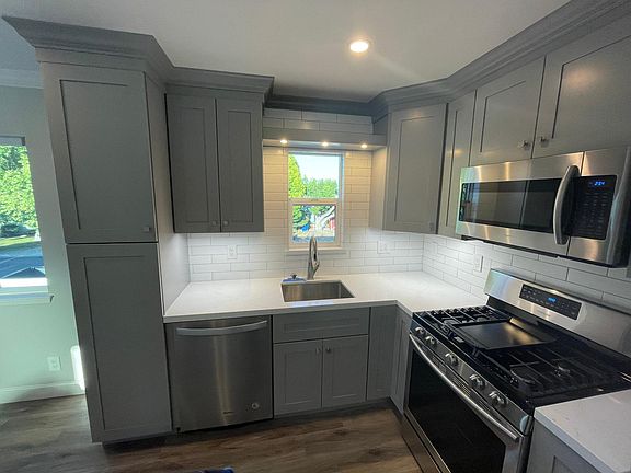 Wood cabinets, quartz countertops and high end appliances in the kitchen!