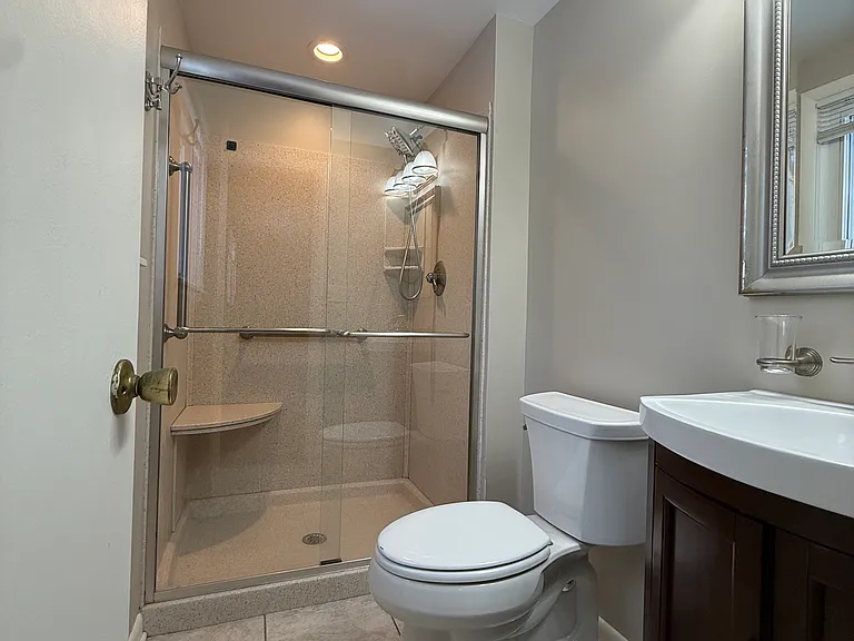 Master Bathroom (Second Floor)