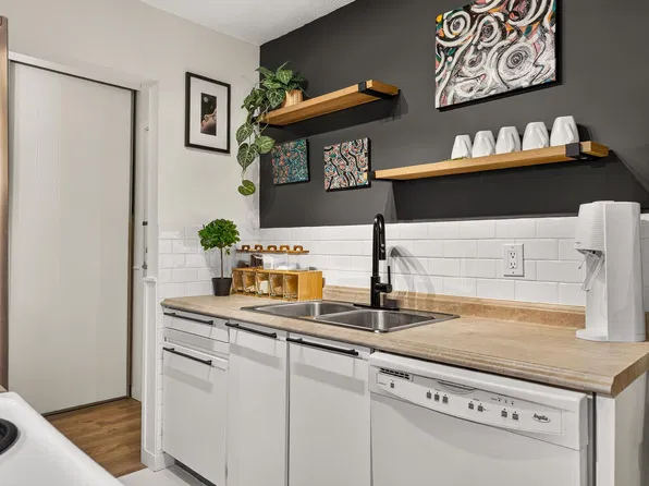 1444 Martin St #304, White Rock, BC V4B 3W7