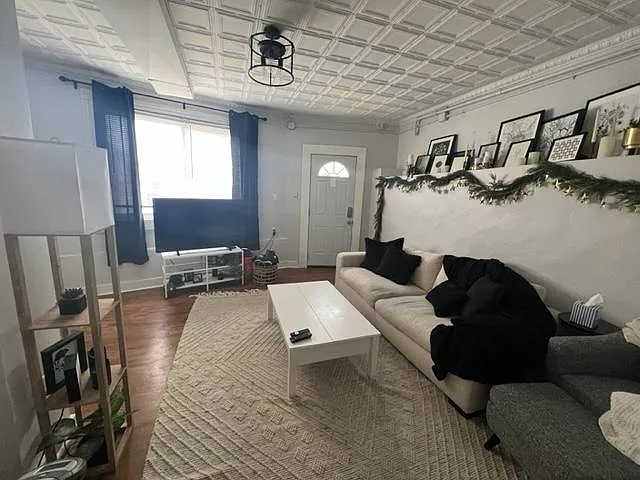 27 Cowan St #1 — Photo 3