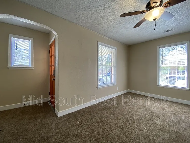 1615.5 N Gum St — Photo 2