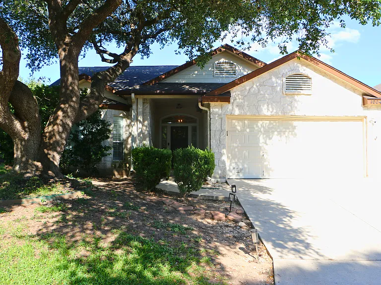 1004 Cougar Country — Photo 1