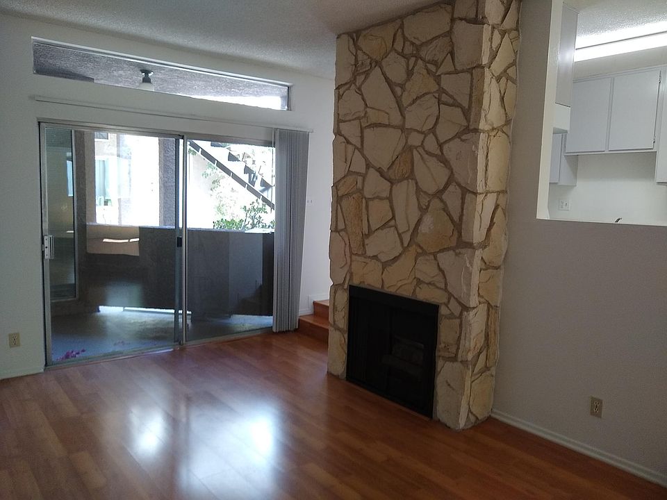 1st image of 13561 Moorpark St #105