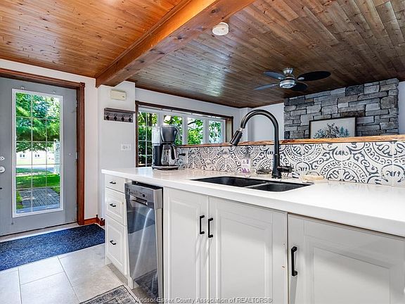 4th image of 20 Wilkinson Dr