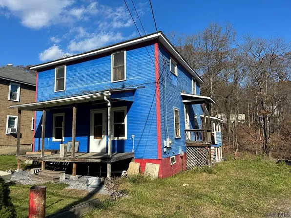 881 S Main St, Hollsopple, PA 15935