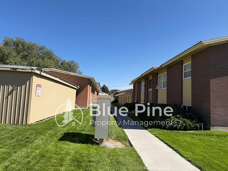 2 bed, 1.0 bath, 1000 sqft, $1,050 — Photo 1