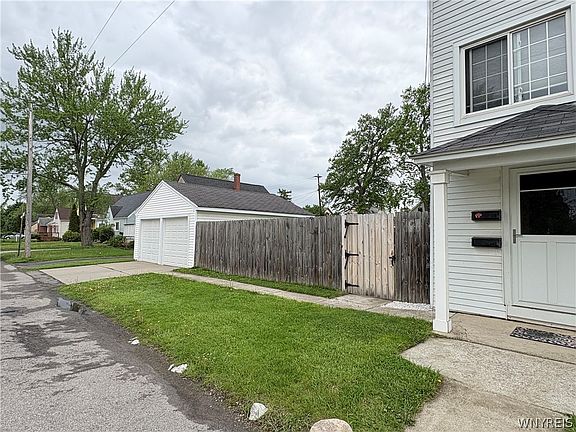 4th image of 799 Center Rd