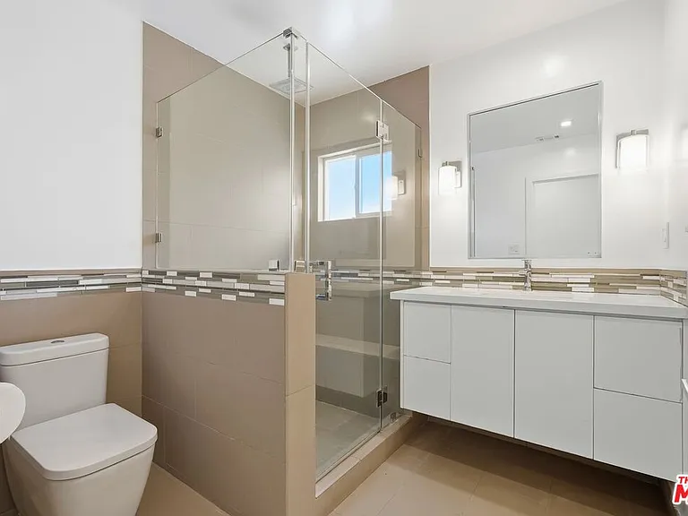 5735 Saloma Ave — Photo 43