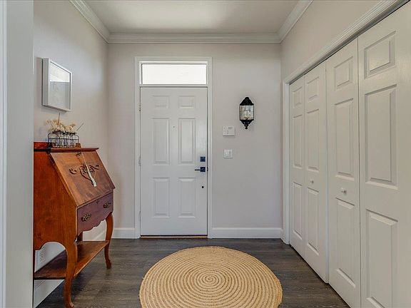 3rd image of 3057 Dickinson Dr