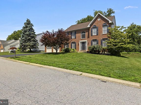 3rd image of 307 Blue Jay Dr