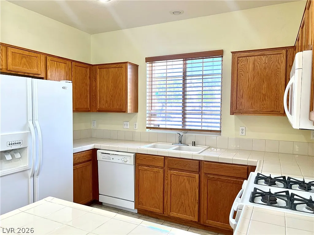 3 bed, 2.5 bath, 1467 sqft, $1,995 — Photo 3