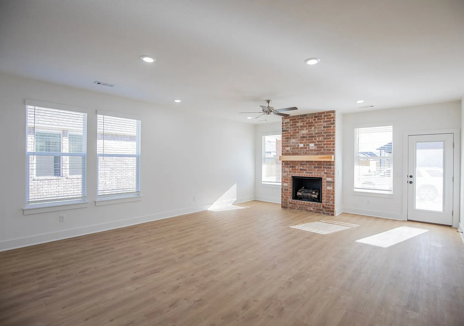 136 S. Broyles Avenue — Photo 3
