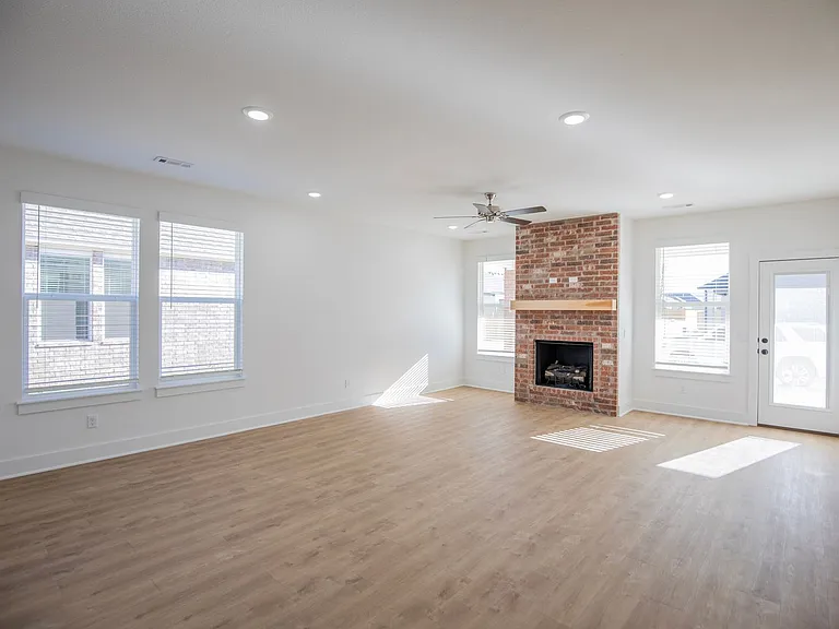 136 S Broyles Ave — Photo 3