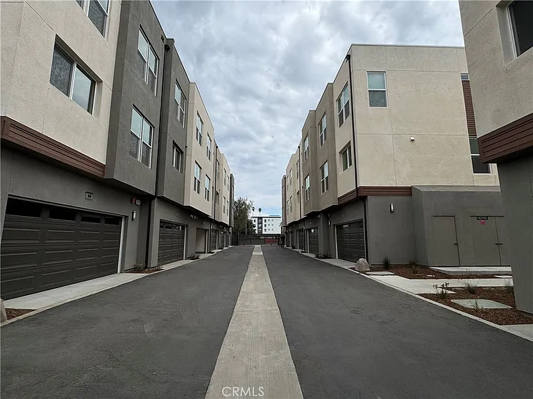 652 E 4th St — Photo 5