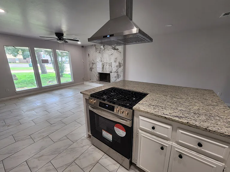 2521 W Brooks St — Photo 3
