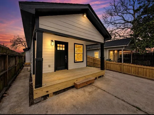 219 E James St, Baytown, TX 77520