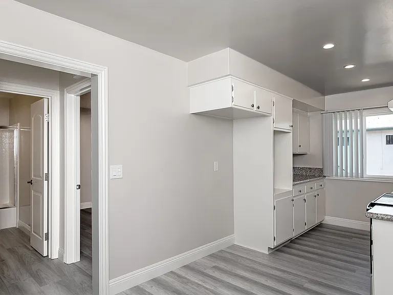 The Broadway Apartments — Photo 14