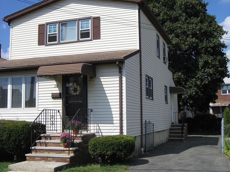 Front View/ Large Driveway