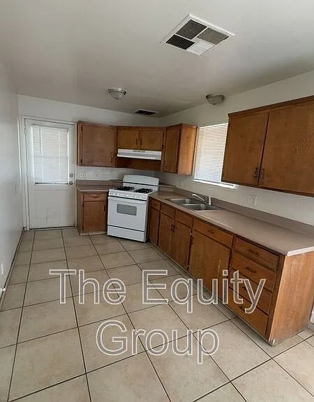 1220 N Conyer St — Photo 2