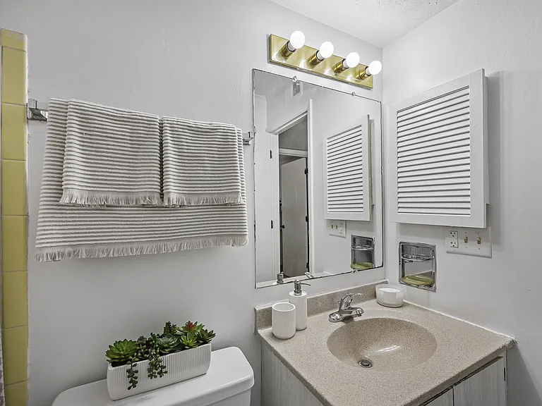 Wood Creek Apartments — Photo 16