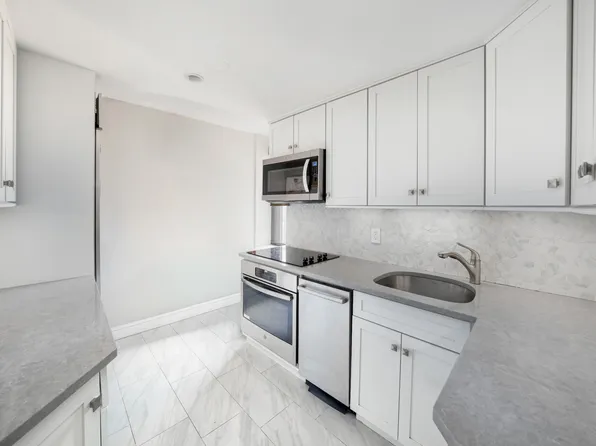 2 Tudor City Place image 3 of 13