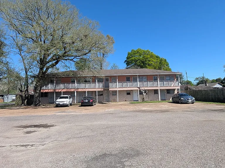 893-905 Campus St — Photo 2