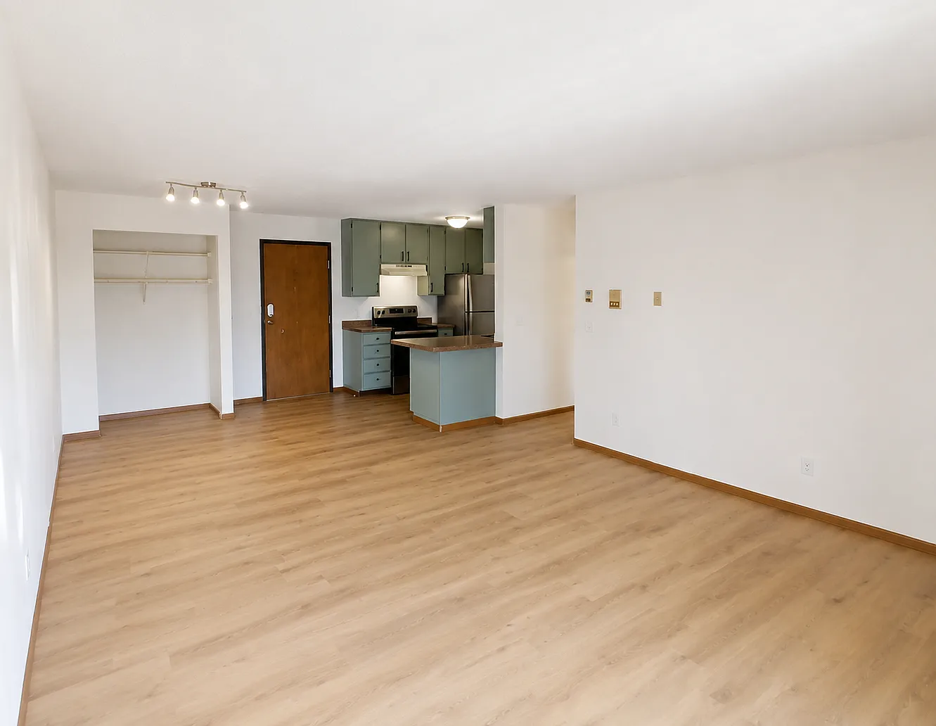 4 bed, 1150 sqft, $1,249 — Photo 2