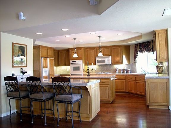 Large Gourmet Kitchen!