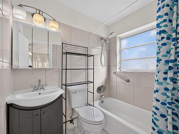 4th image of 3212 NE 7th Pl APT 12
