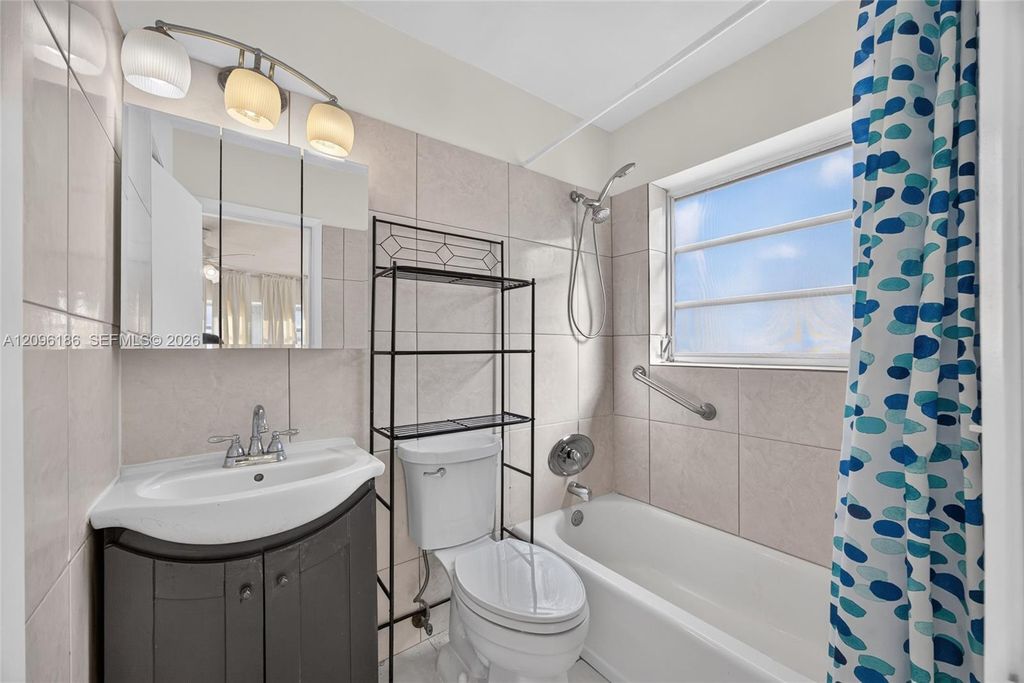 3212 NE 7th Pl APT 12, photo 4