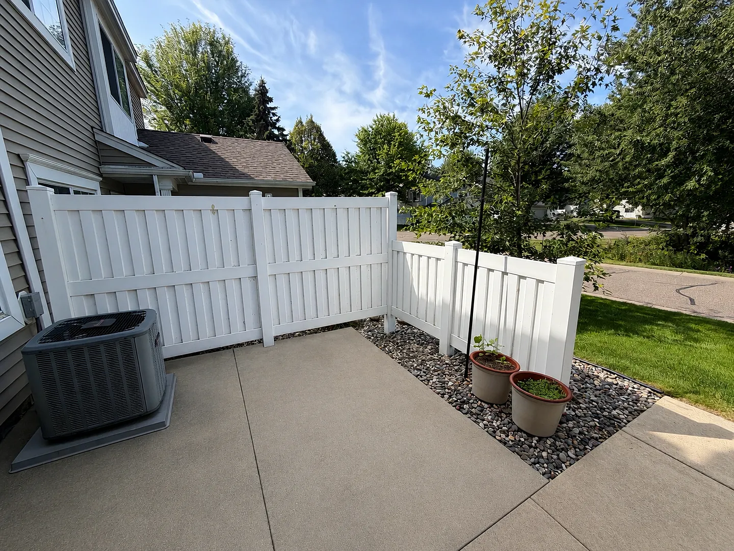 Spacious 2-Bedroom Woodbury Townhome with Walk-In Closets, Pond Views & Attached Garage! — Photo 2
