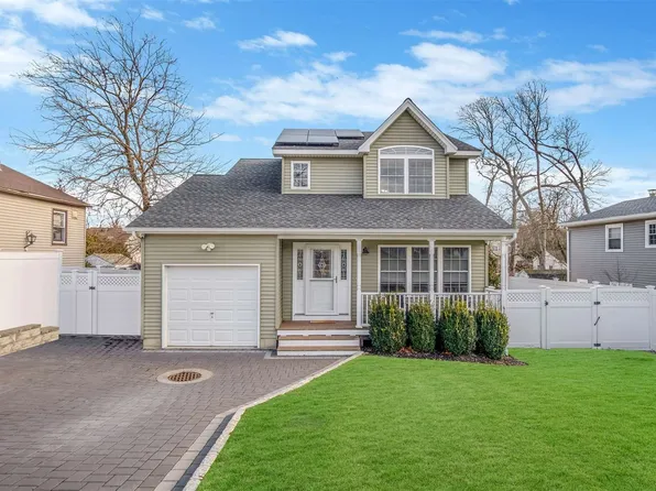 7 Fulton St, Lake Grove, NY 11755