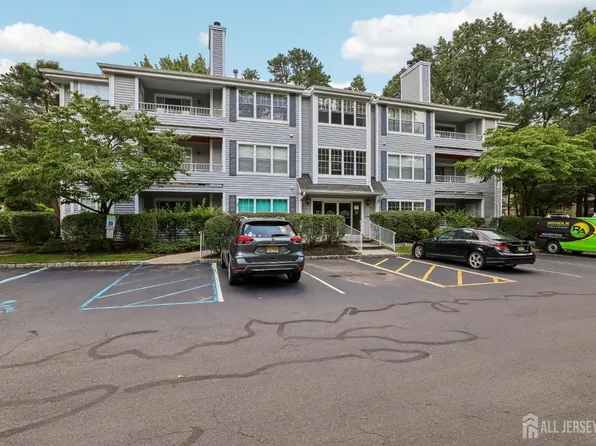 1702 Tanglewood Ct, Helmetta, NJ 08828