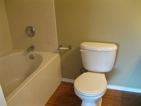 MASTER BATHROOM W/OVAL TUB