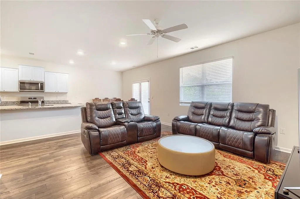 5 bed, 3.0 bath, 2535 sqft, $3,400 — Photo 3