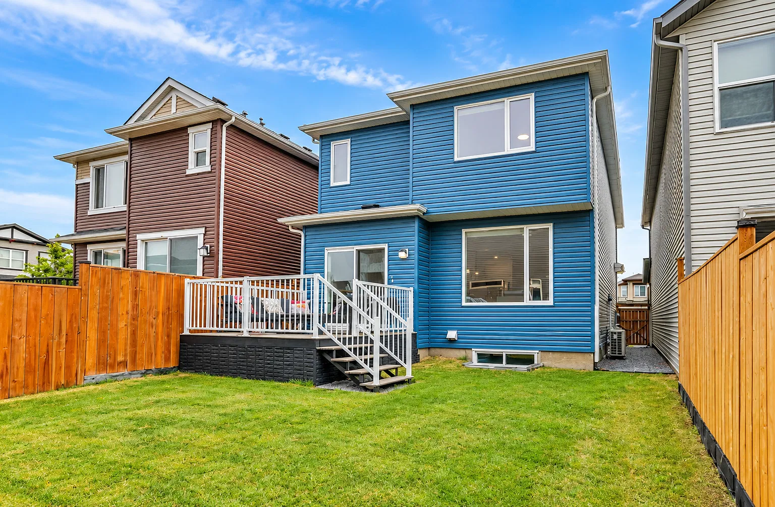 Hotchkiss Calgary Furnished 3 Bed Home With Double Garage Now For Rent — Photo 2