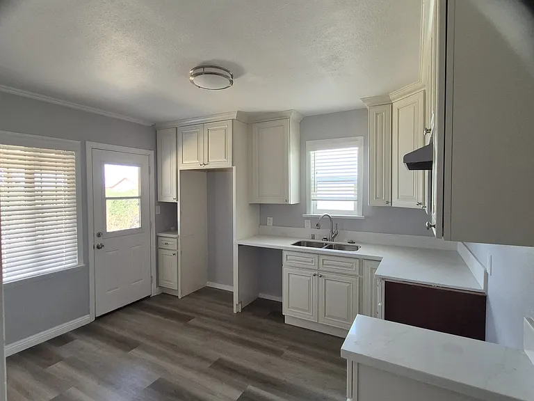 1337 W Arbutus St — Photo 3