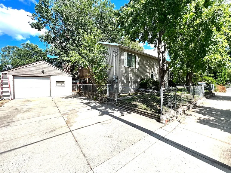 723 4th St N — Photo 37