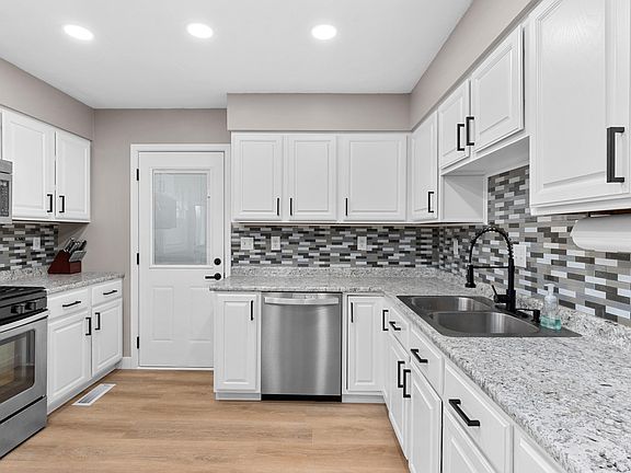 4th image of 204 Dennis Dr