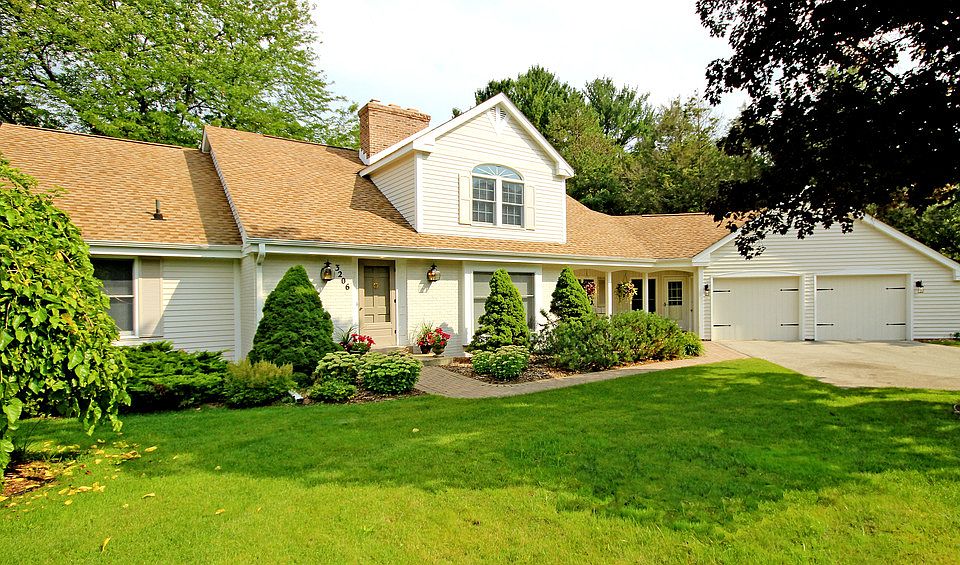 Looking for luxury in one of Midland's premier neighborhoods?  Welcome to 3206 Applewood!  Gorgeous executive home with over 3900 sq. ft. is the ideal home for entertaining.  A main floor master suite plus 3 large additional bedrooms, 3 full baths and 2 half baths are just a few of the many amenities awaiting in this stunning home. This great location is only a short walk or bike ride from the rail trail, Center for the Arts, downtown, library or the Loons stadium. 