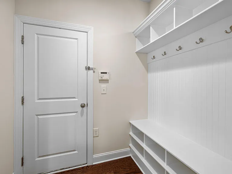 271 Begen St — Photo 11