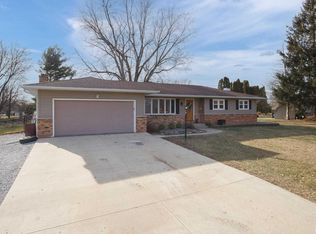 113 Valley Brook Dr, Blue Grass, IA 52726
