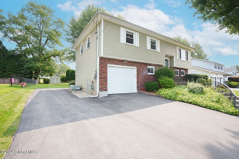 3rd image of 21 Fairlawn Drive