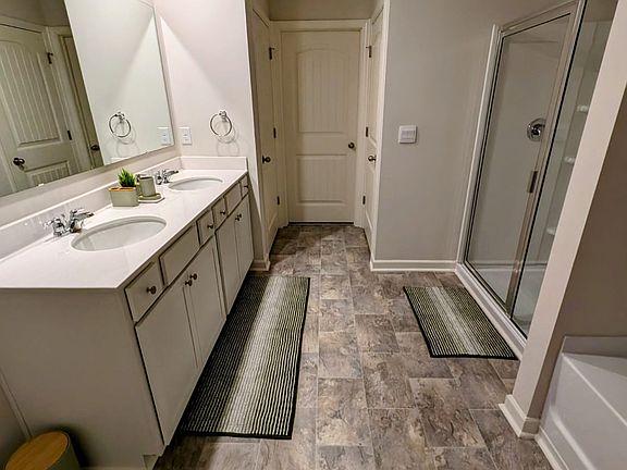 3rd image of 412 Stoneybrook Dr
