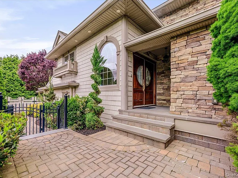 47 Shoreham Rd — Photo 2