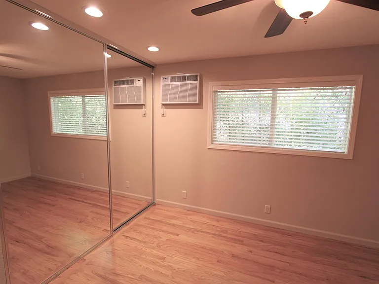 560 University Dr — Photo 17